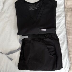 Figs Women's Black Scrub Set